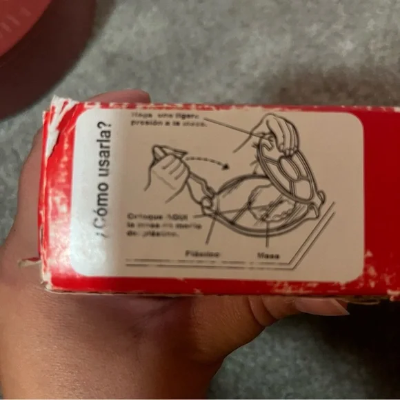 Victoria Seasoned Cast Iron Manual Dough and Tortilla Press with keeper - Picture 4 of 5